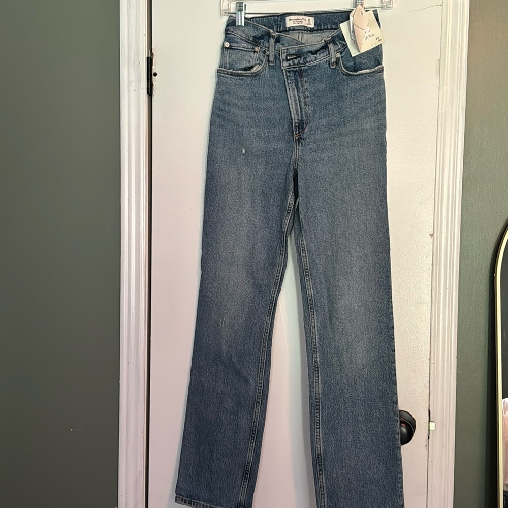 Abercrombie 90’s straight ultra high rise jeans.